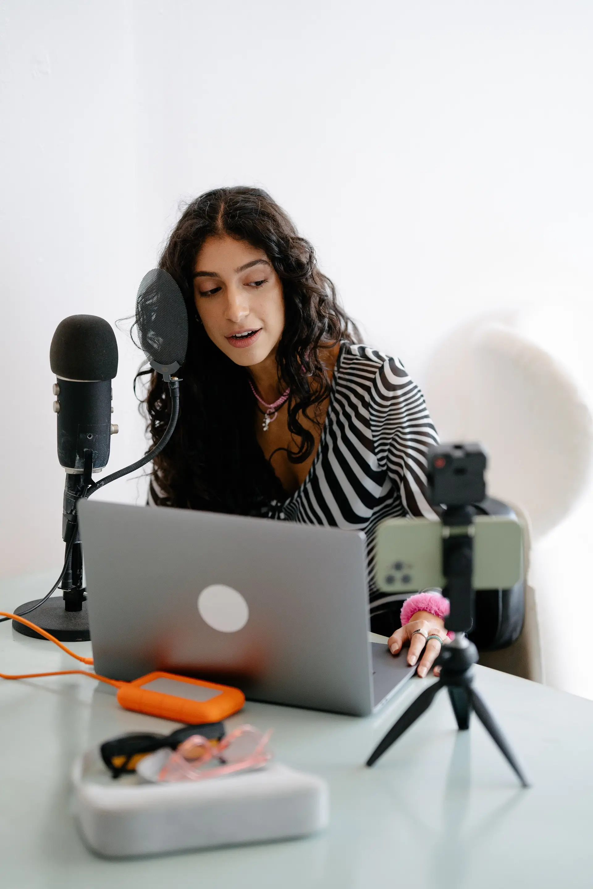 Teilnehmerin nimmt Podcast am Laptop auf