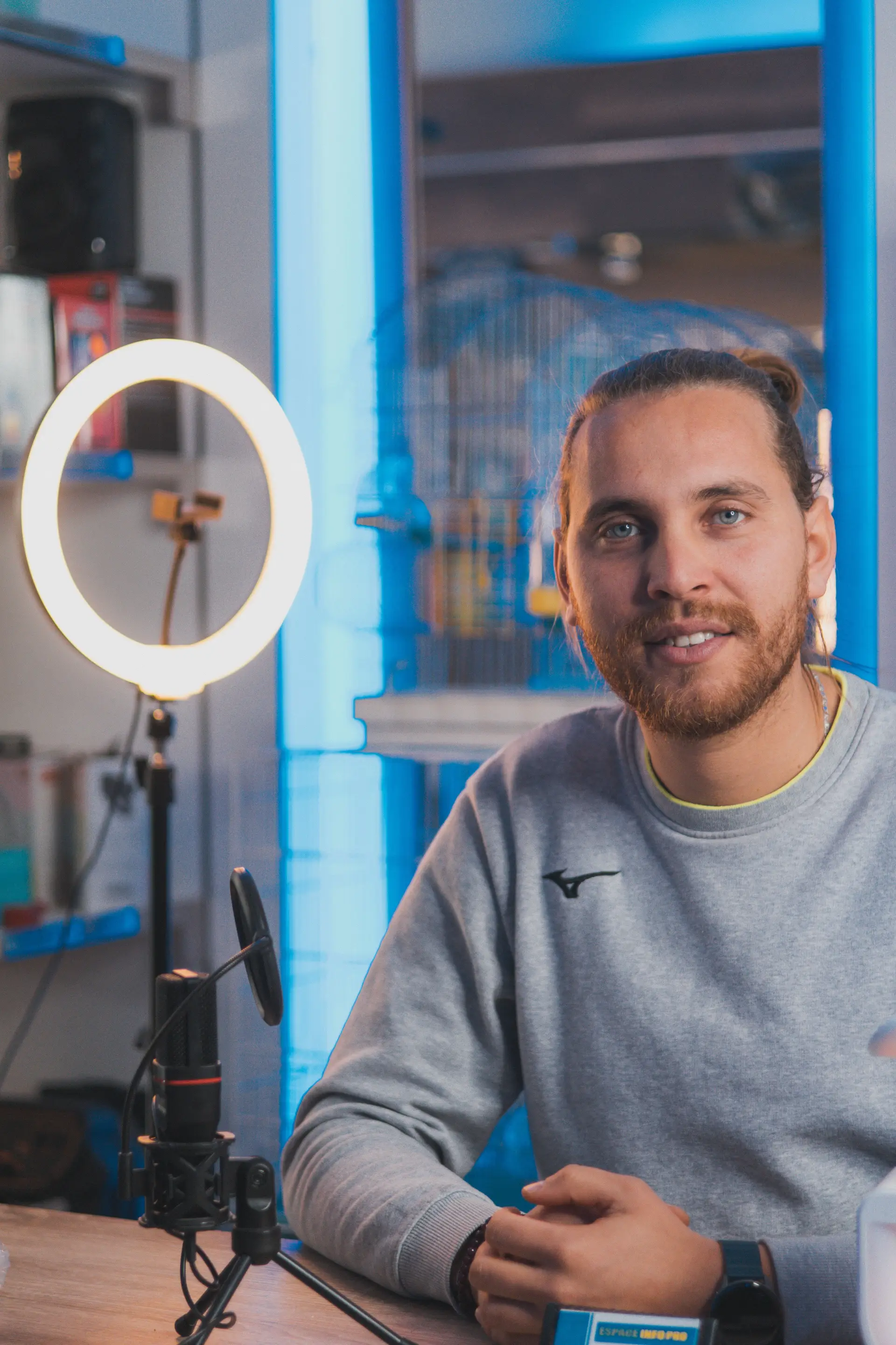 Creator im modernen Aufnahmestudio mit Mikrofon und Licht