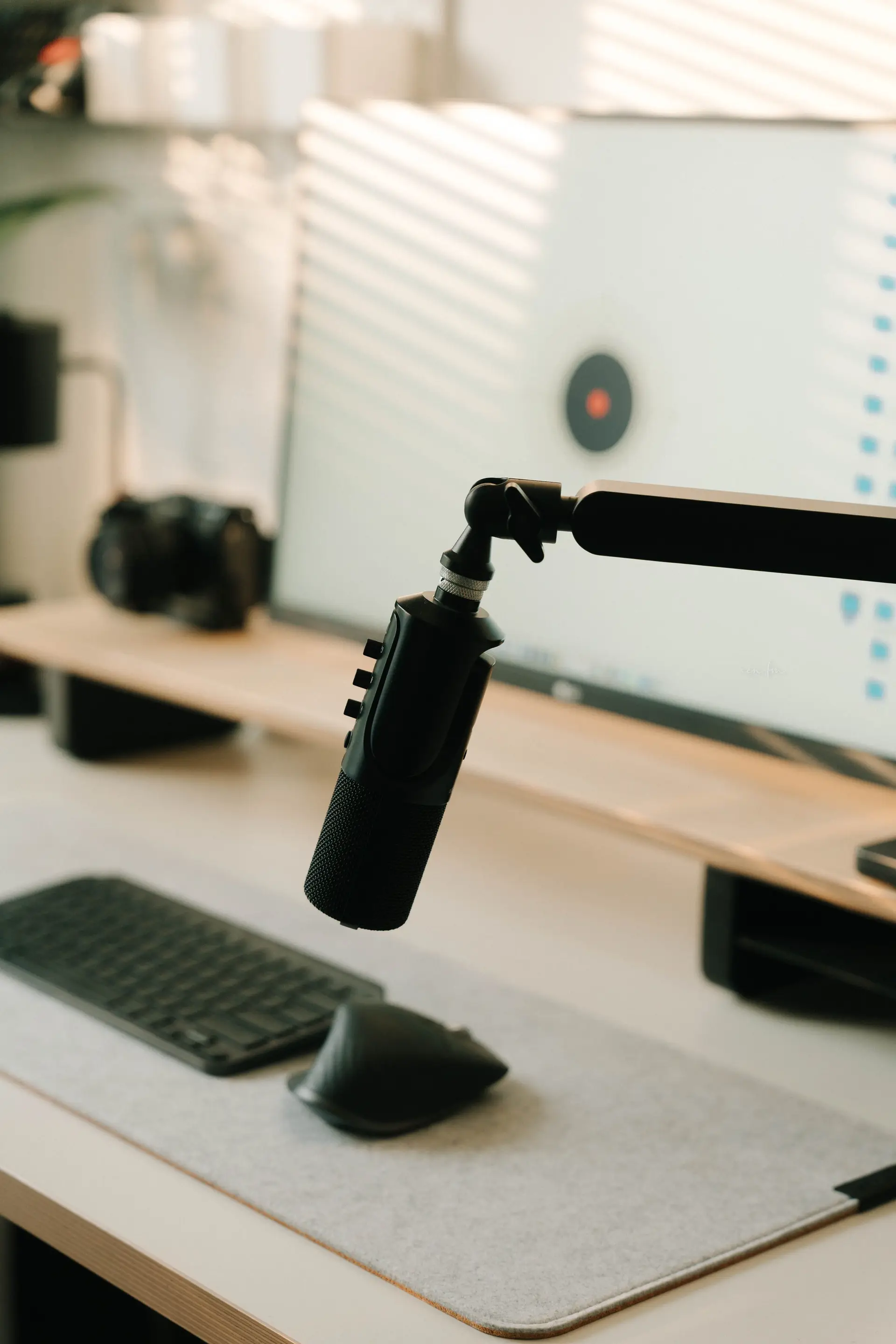 Creator Studio Arbeitsplatz mit Monitor und Notizen