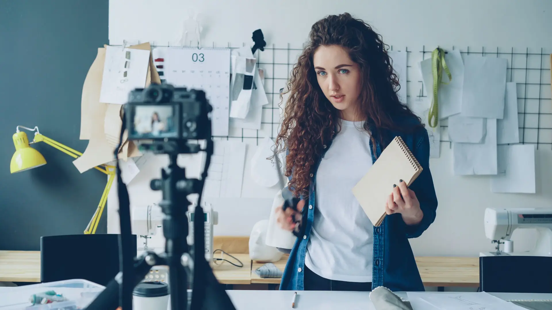 Kreative Content-Erstellerin bei der Arbeit