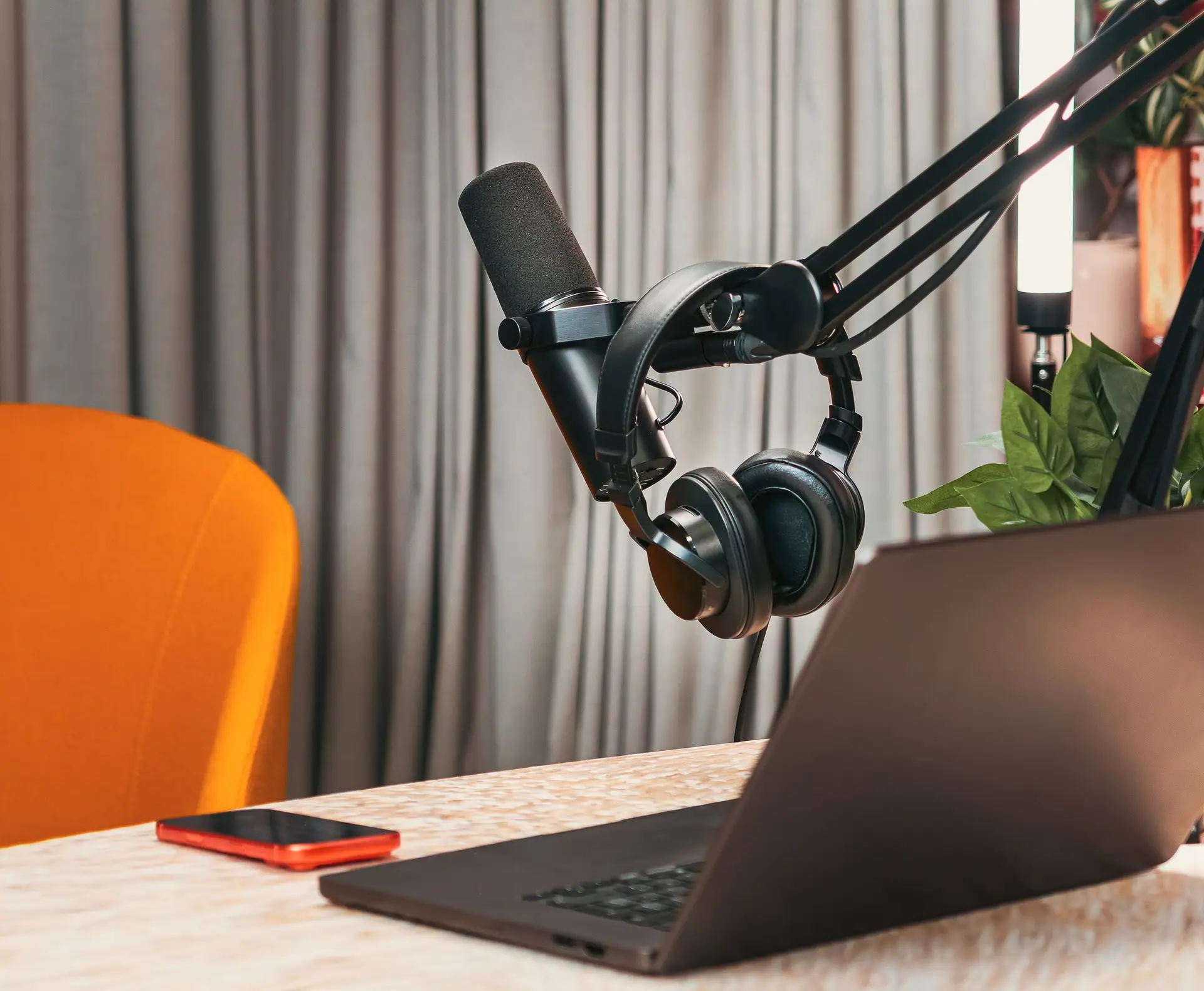 Podcast Studioarbeitsplatz mit Notizen und Kopfhörern