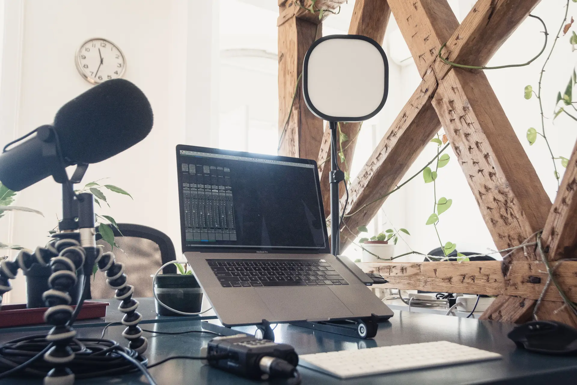 Podcast Mikrofon und Laptop am Creator-Arbeitsplatz