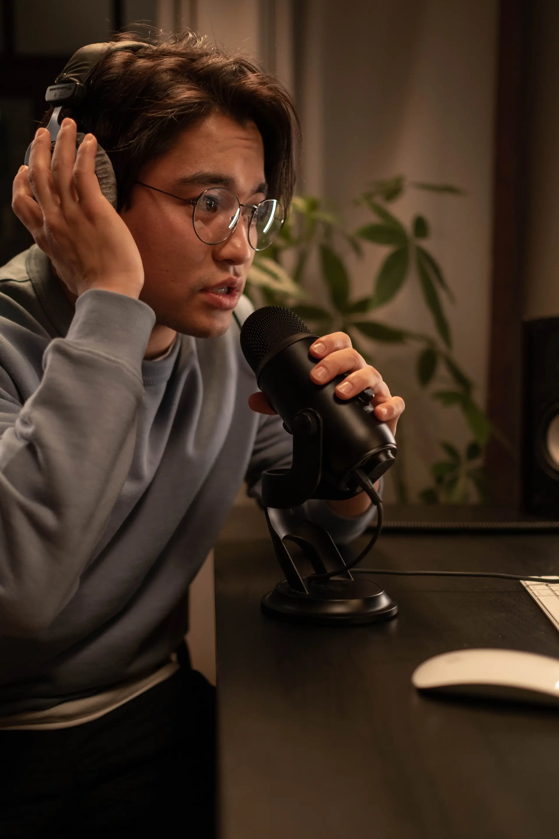Mentor Lukas Sommer im Podcast-Studio