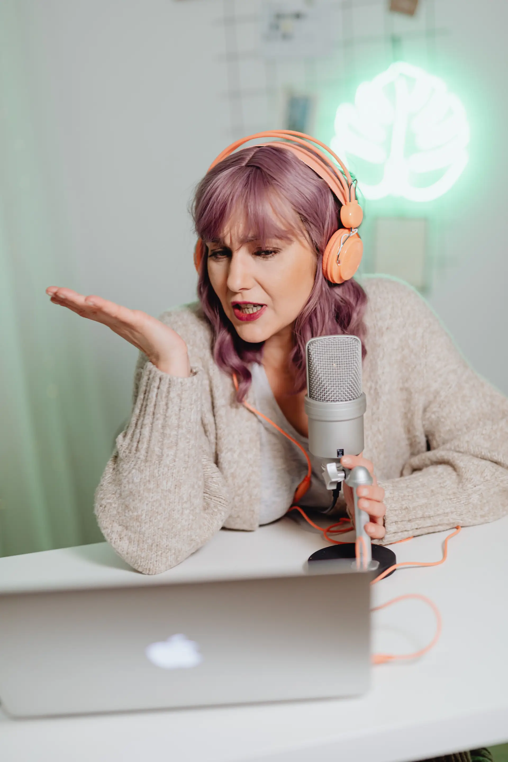 Podcasterin mit Kopfhörern und Mikrofon
