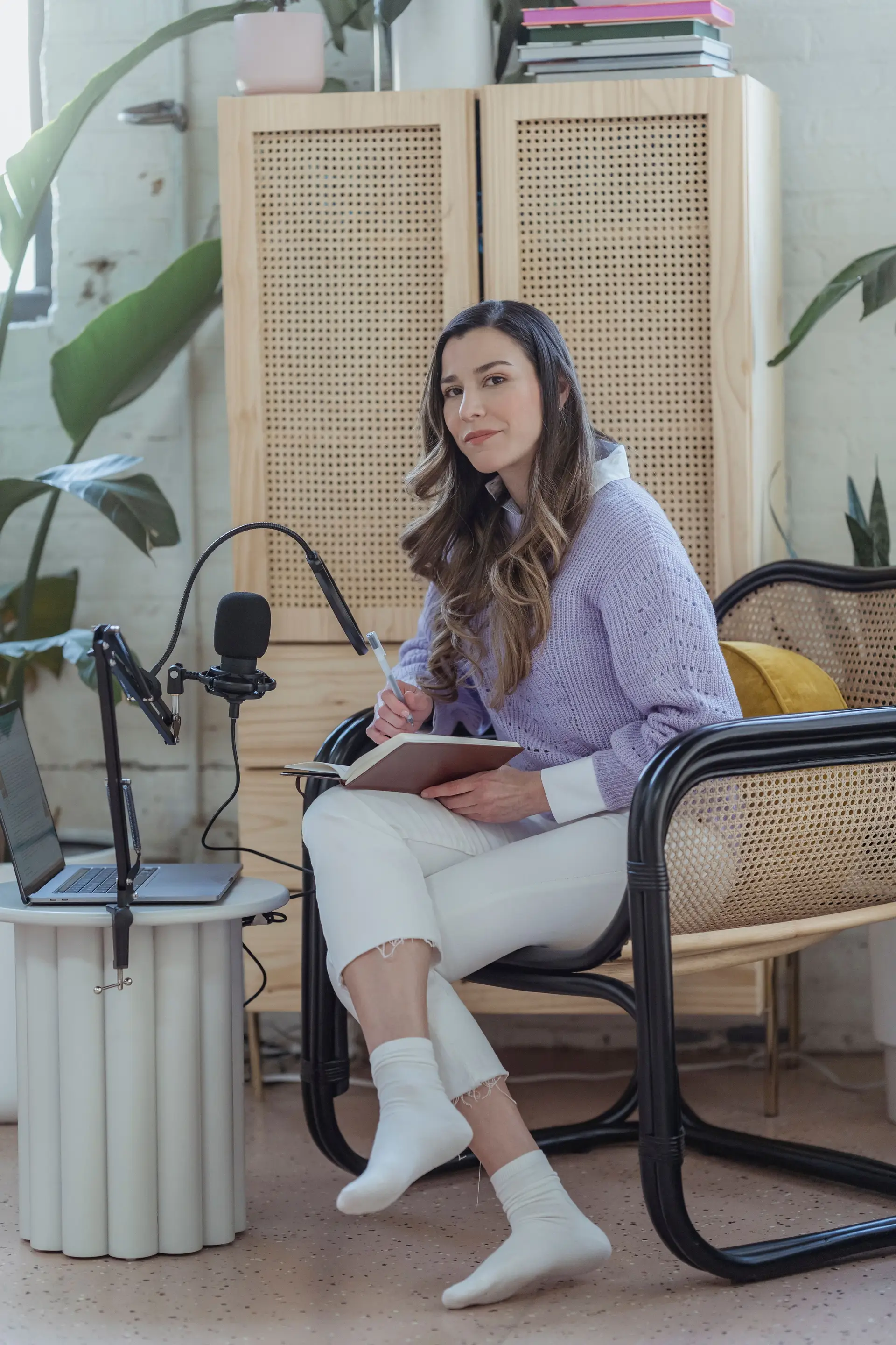 Content Creatorin im Studio mit Equipment